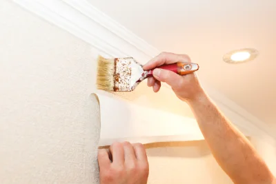 Pose de papier peint à Callian — revêtements muraux et toiles de verre